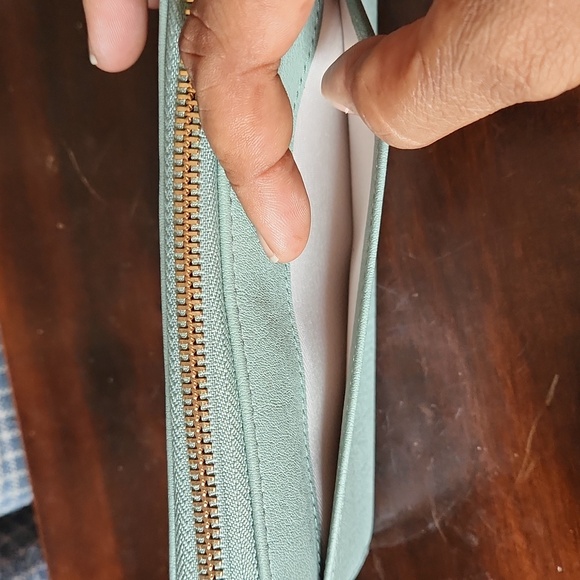 LAUREN CONRAD LT. BLUE ZIP AROUND WRISTLET NEW WITHOUT TAG - Picture 2 of 8